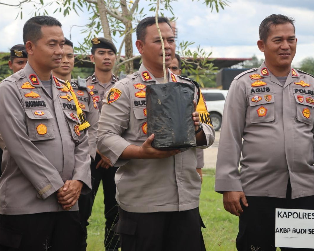 Polres Rohul Dukung Program Environment Ethic Kapolda Riau Dengan Aksi Nyata Peduli Lingkungan