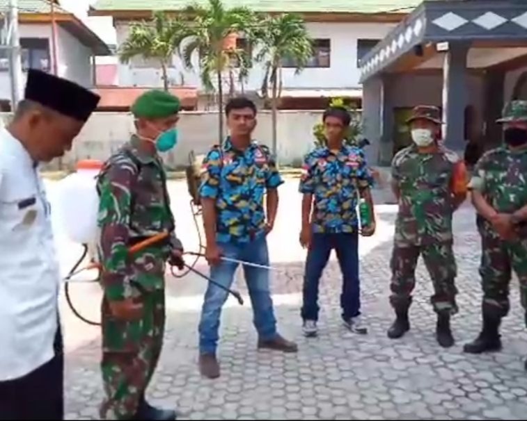 Cegah Penyebaran Covid-19, Babinsa Kodim 0301/Pekanbaru Bersama Bhabinkamtibmas Serta Lurah Simpang Empat Laksanakan Penyemprotan Disinfektan di Gereja GPIB Immanuel