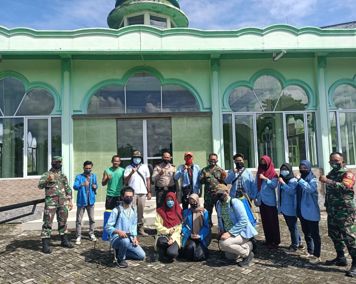 Babinsa Kodim 0301/Pekanbaru Bersama Babinkamtibmas Dan Mahasiswa/i KKN Lakukan Penyemprotan Desinfektan di Masjid