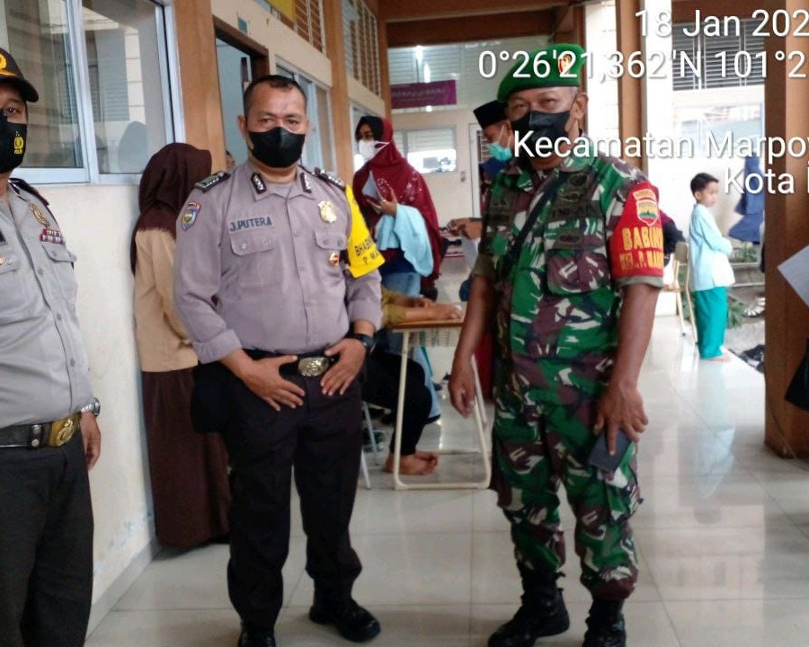 Babinsa Kodim 0301/PBR Monitor Pelaksanaan Vaksinasi Anak 6-11 Tahun di SD IT Cendikia Imam Asy Safii