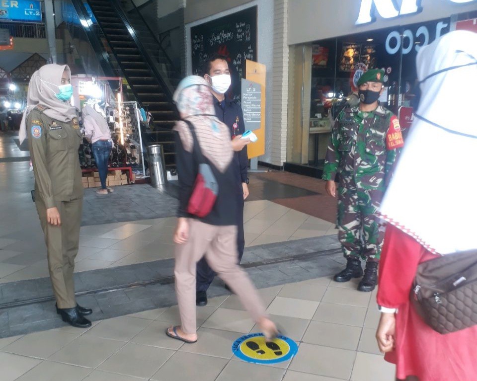 Personil Kodim 0301/PBR Terus Lakukan Himbauan Prokes di Pusat Perbelanjaan