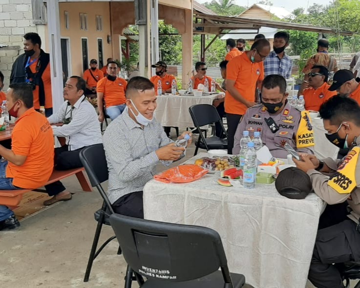 Gelar Acara Silaturahmi, Kapolres Kampar Bagikan Baju Seragam Untuk Wartawan Mitra Polres Kampar