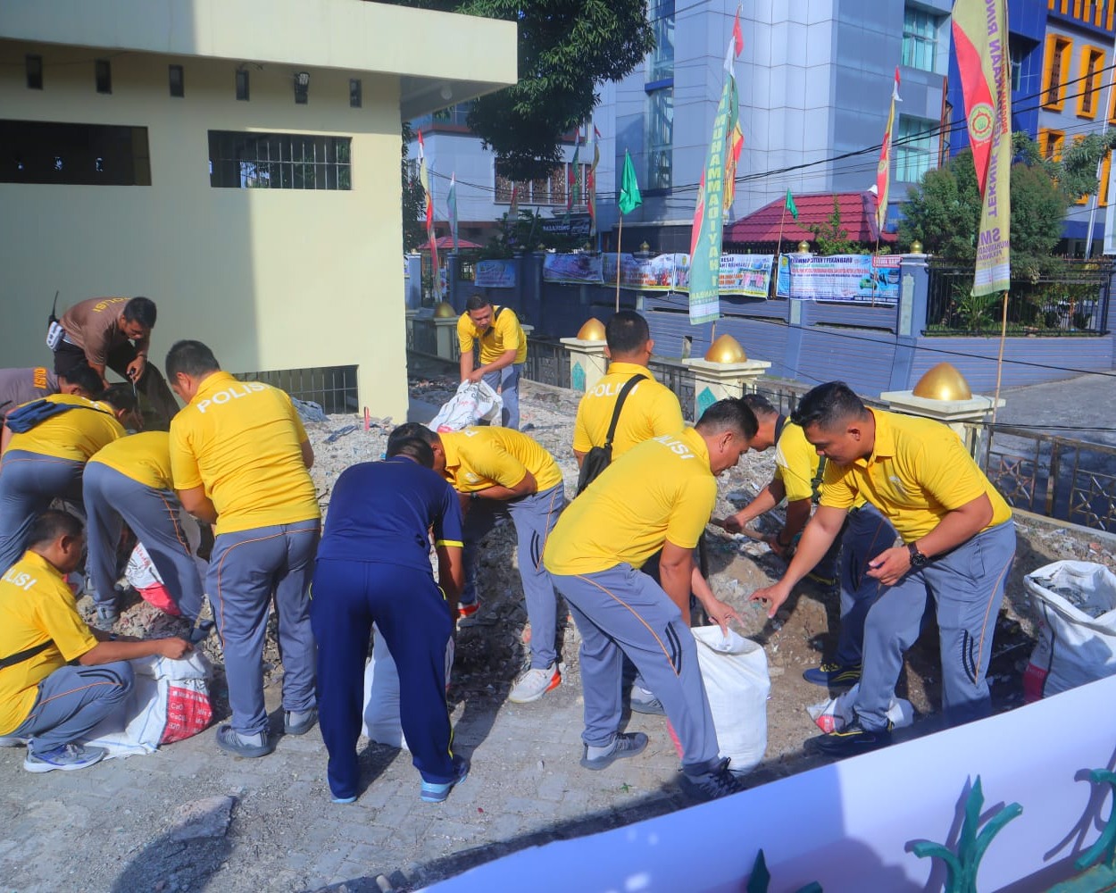 Dalam Rangka HUT Bhayangkara Ke-77, Kapolresta Pekanbaru Bersama Polsek Senapelan Gelar Baksos Bersihkan Masjid Raya