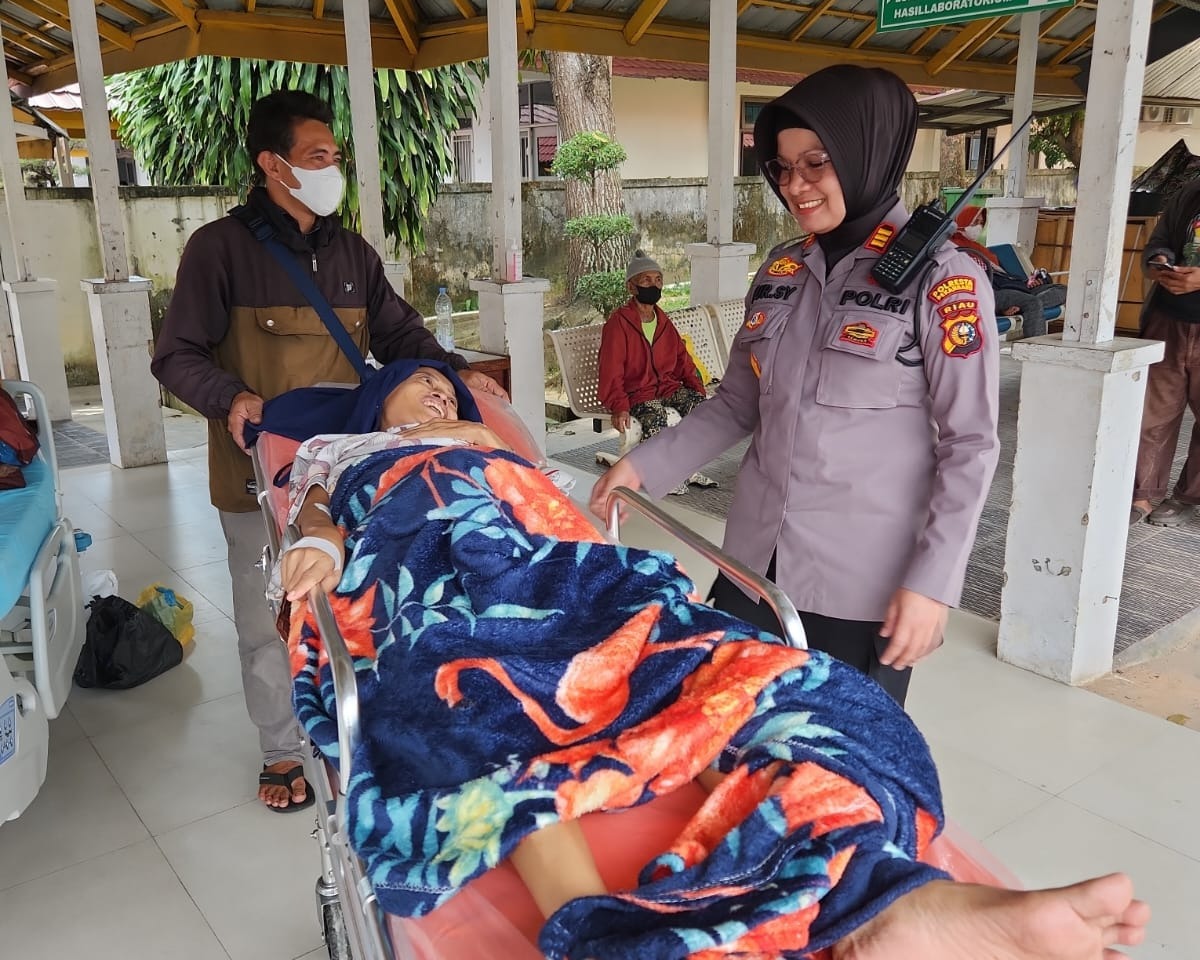 Kapolsek Payung Sekaki Polresta Pekanbaru, Menyetir Ambulance Sendiri Antar dan Jemput Warga Ke Rumah Sakit