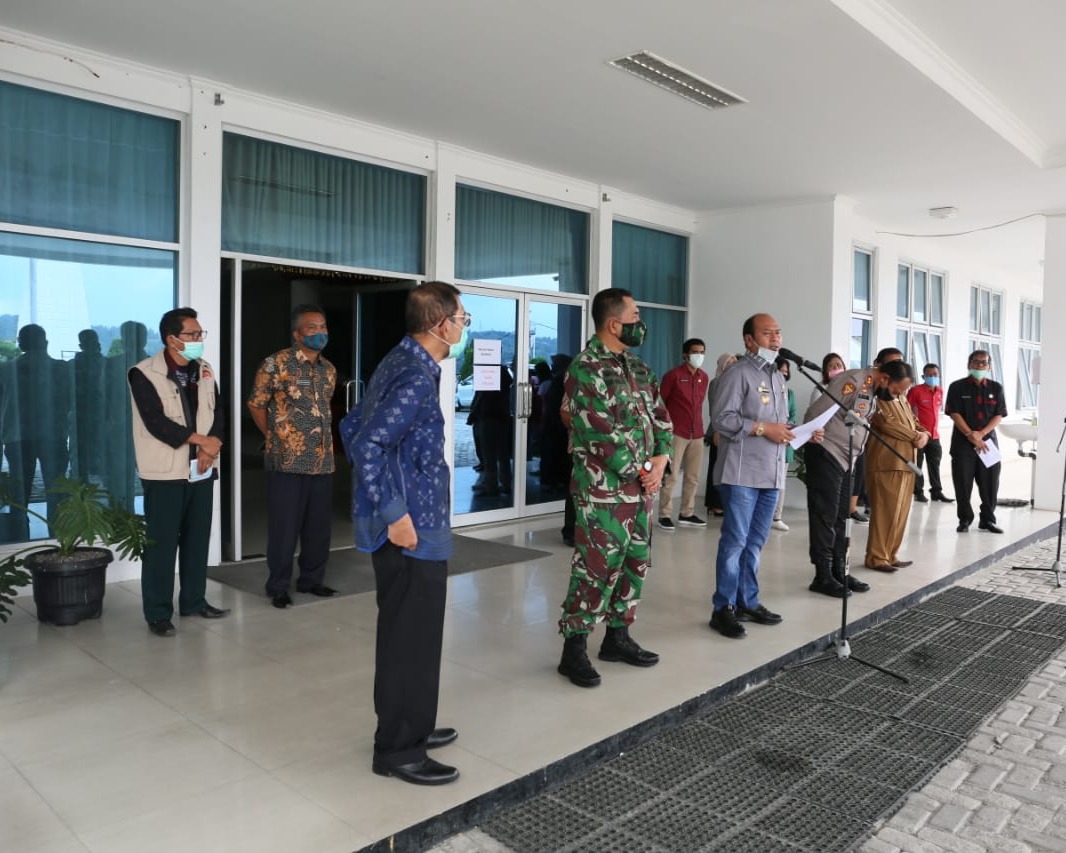 Bupati Taput Serahkan Bantuan Voucher Tambahan Sebanyak 1050 Bagi Masyarakat Kelurahan dan Tokoh Agama