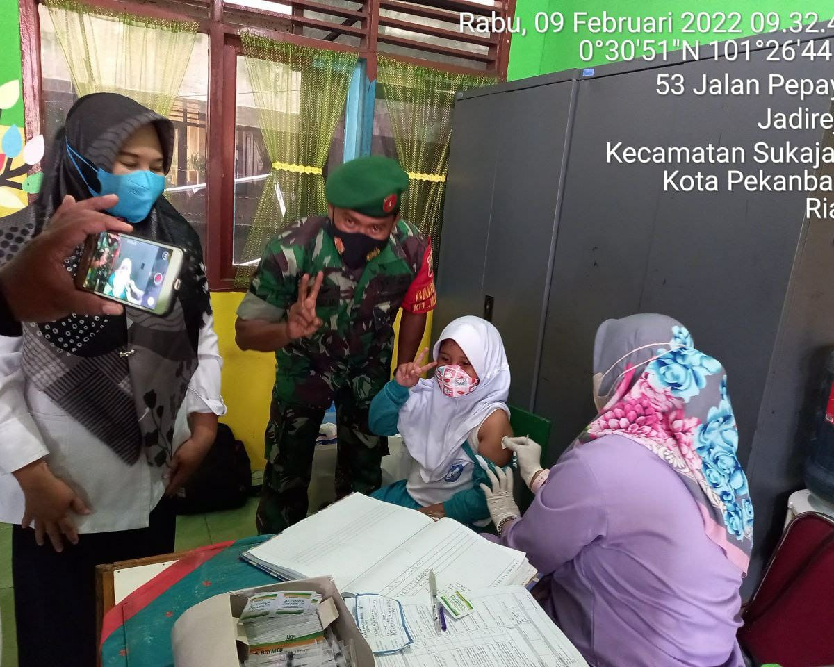 Babinsa Kodim 0301/PBR Monitor Pelaksanaan Vaksinasi Anak Usia 6-11 Tahun Di SD Negeri 06