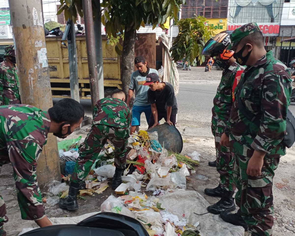 Personil Satgas Lingkungan Asri Kodim 0301/PBR Ikut Serta Pembersihan Sampah di Sepanjang Jalan Riau