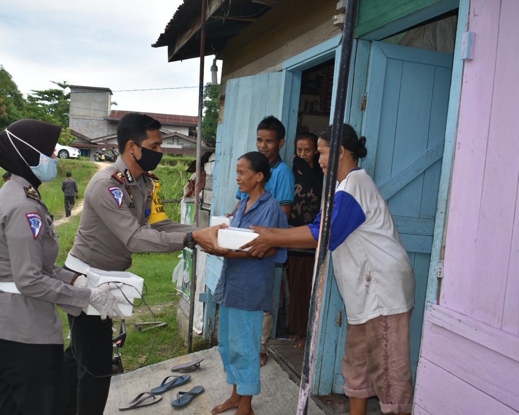 Polresta Pekanbaru Peduli Covid-19 Membagikan Bantuan Nasi Kotak Untuk Berbuka Puasa Kepada Warga Kelurahan Sri Meranti