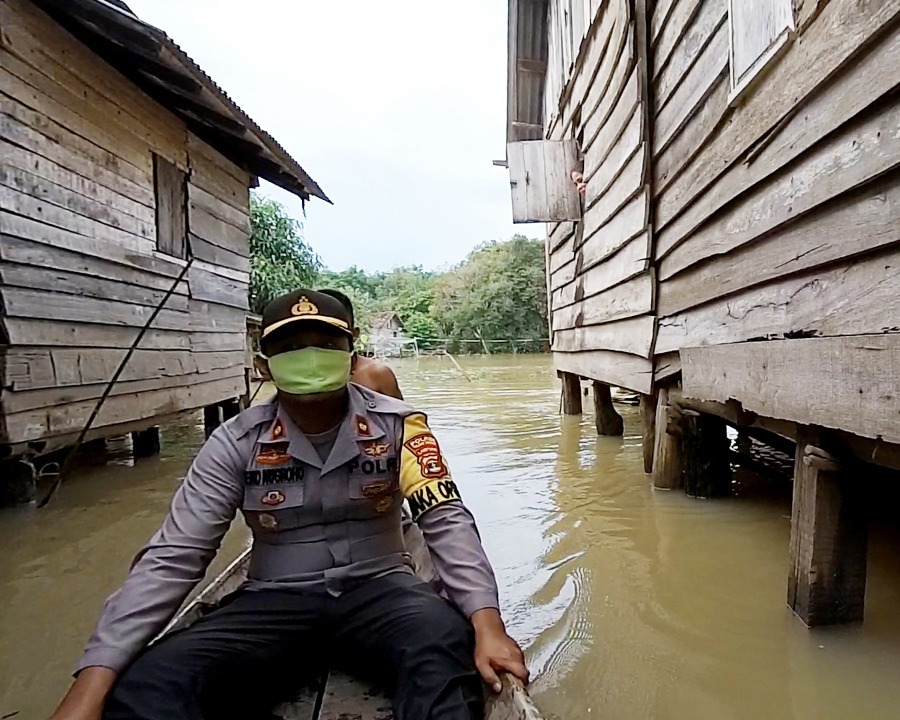 Polres Tulang Bawang Bersama PC Bhayangkari Berbagi Dengan Warga Terdampak Banjir
