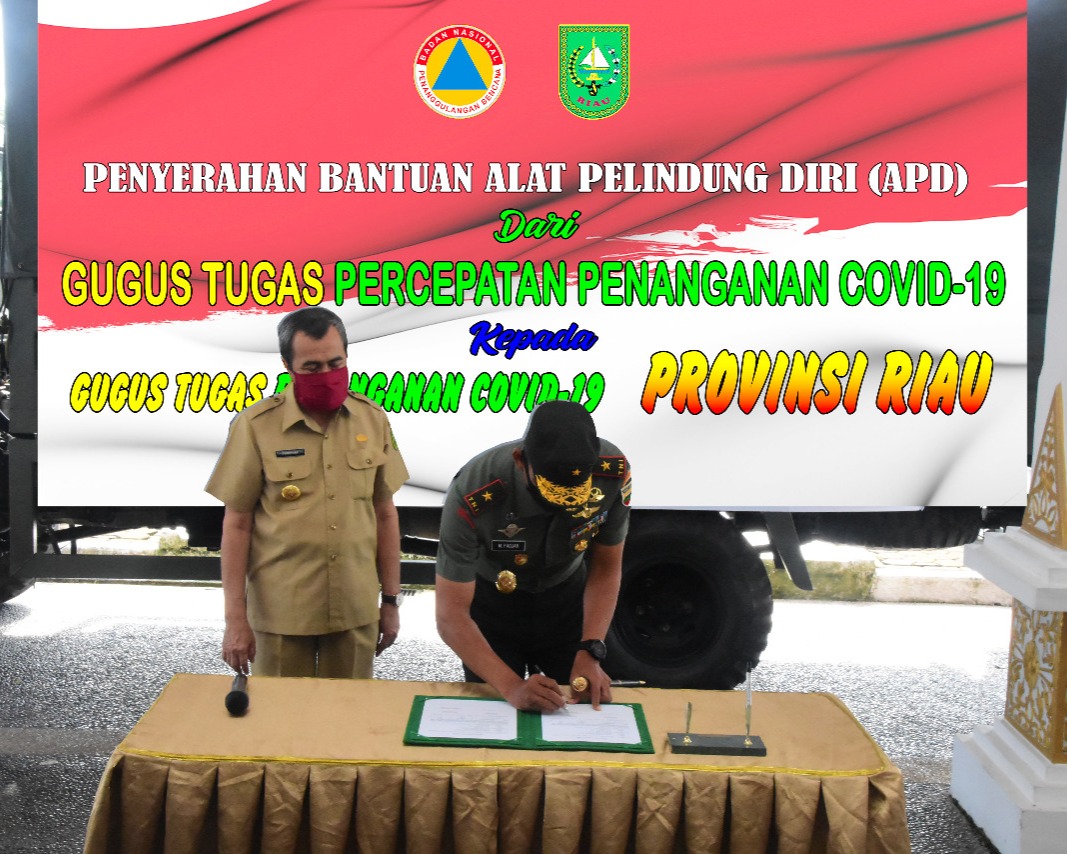 Danrem 031/WB Serahkan Bantuan Materil Kesehatan APD Sebanyak 3.000 Kepada Gubernur Riau Di Posko Gugus Tugas Penanganan Covid-19 Balai Serindit