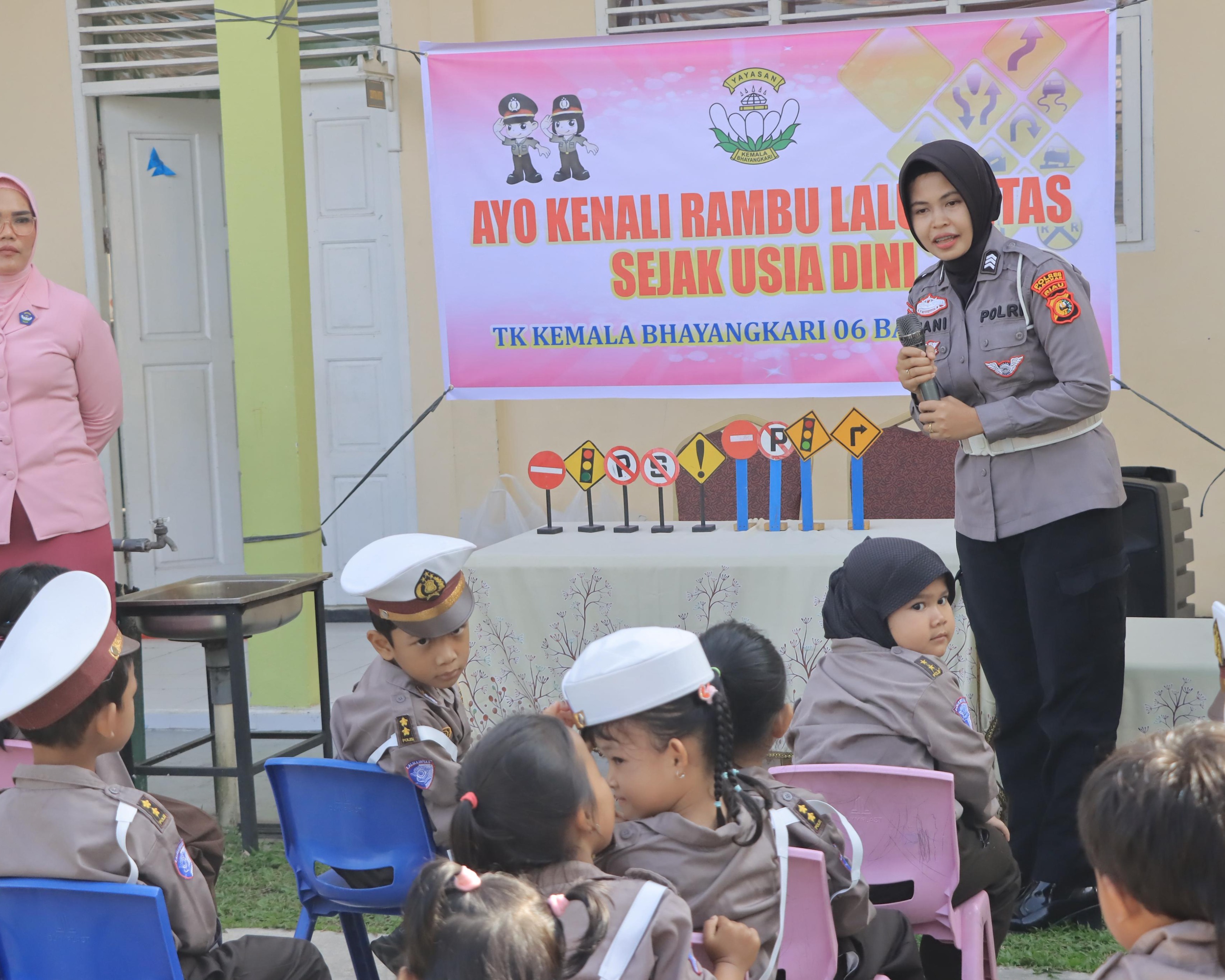 Polisi Sahabat Anak Sapa TK Bhayangkari Bangkinang, Tanamkan Etika Tertib Lalu Lintas Dan Green Policing Sejak Dini