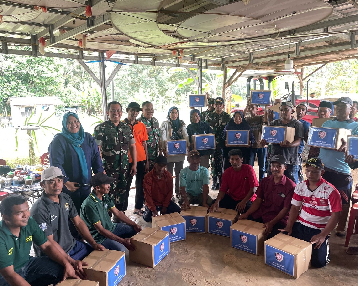 Aspotdirga Kaskoopsud I Dan Staf Sambangi Desa Binaan bagikan Paket Sembako