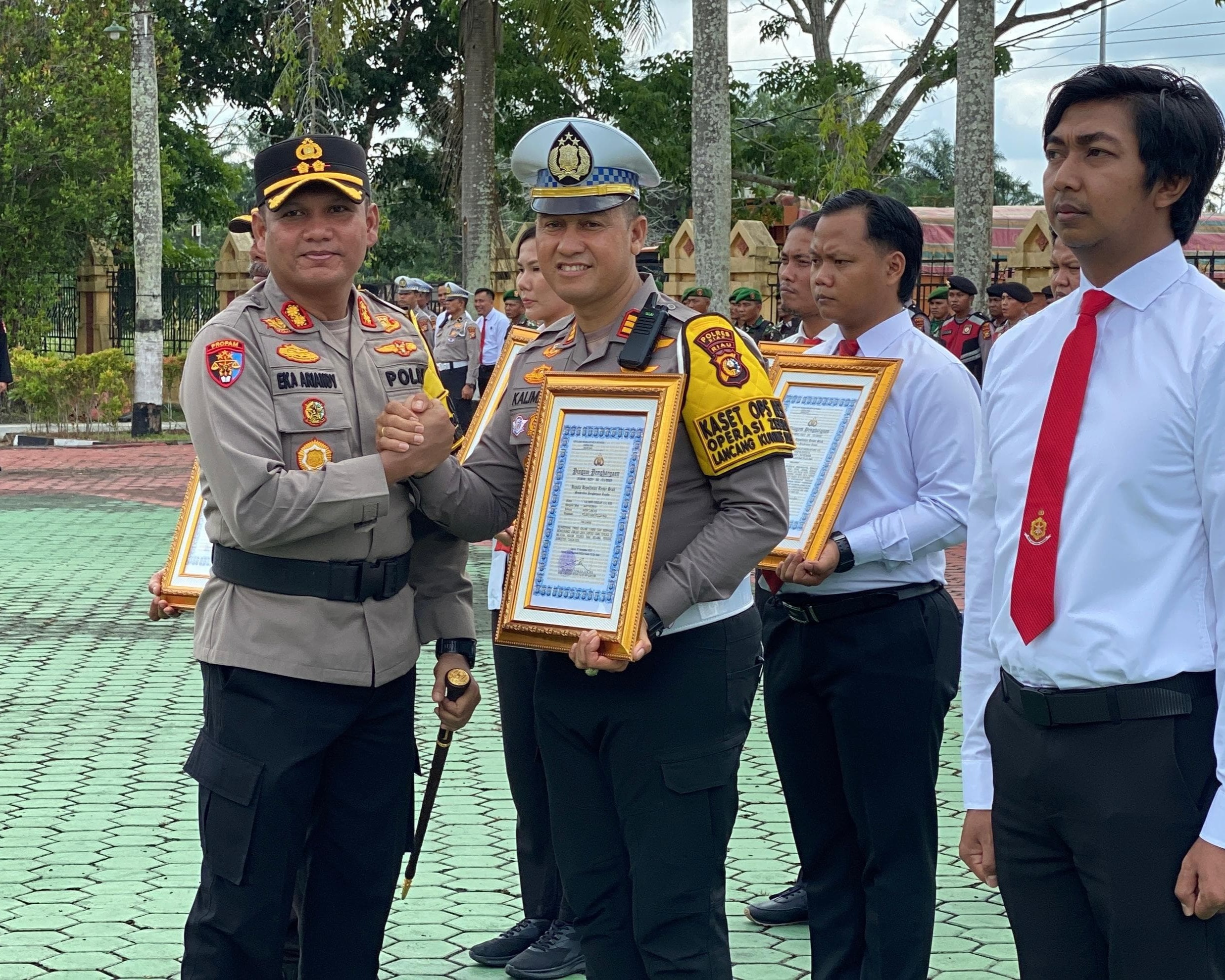 Apel Gelar Pasukan Operasi Zebra Lancang Kuning 2025 Di Polres Siak, Kapolres Tekankan Humanis Dan Zero Komplain