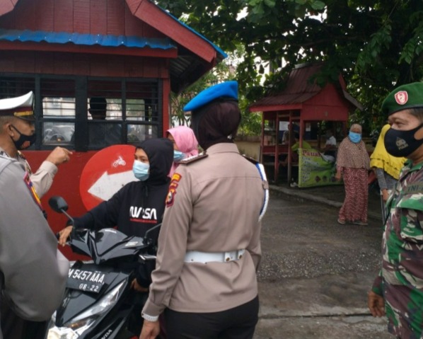 Personil Babinsa Kodim 0301/PBR Laksanakan Penegakkan Protokol Kesehatan di Pasar Rakyat Rumbai