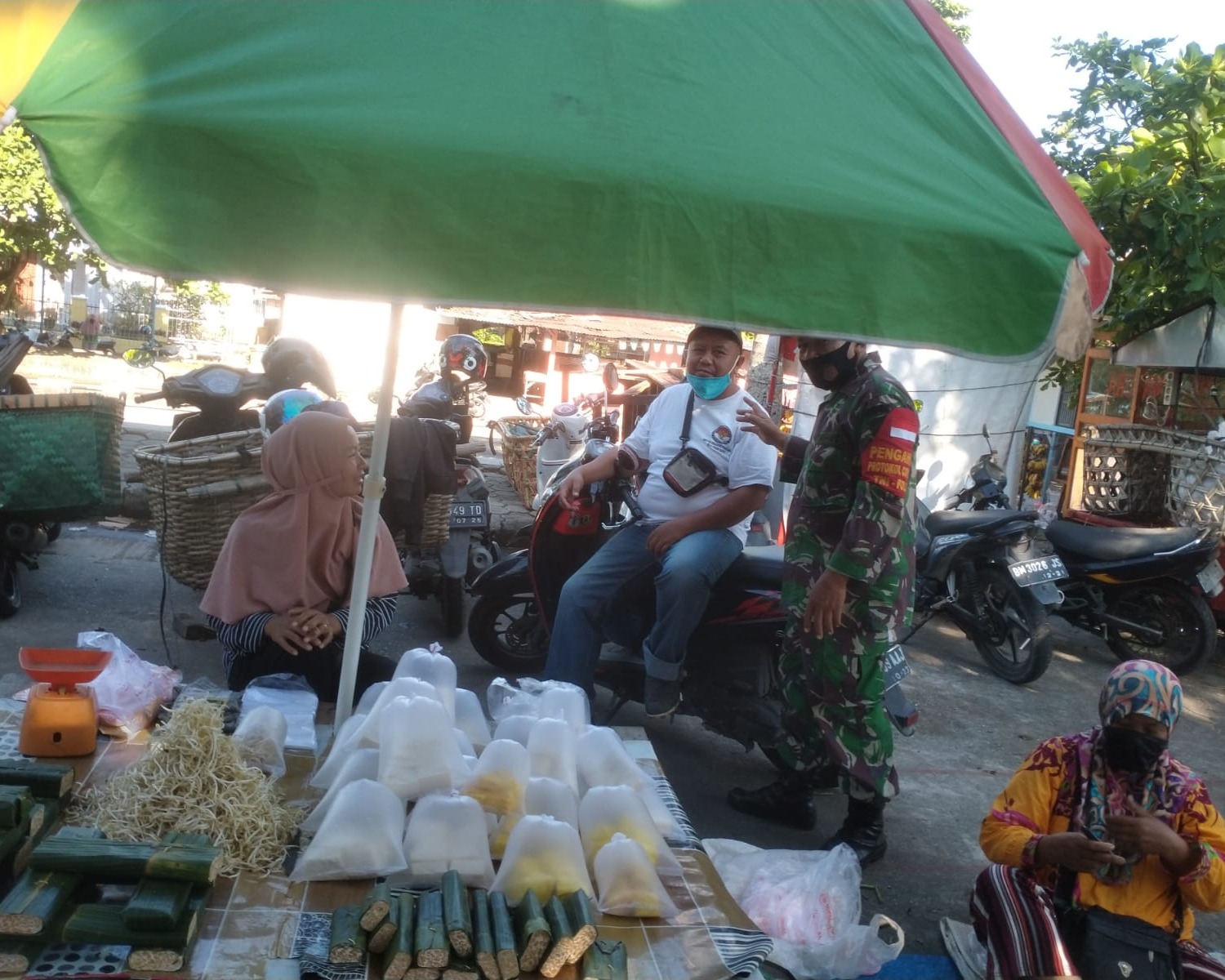 Babinsa Kodim 0301/PBR Terus Berikan Himbauan Kepada Pedagang dan Pengunjung di Pasar Rumbai