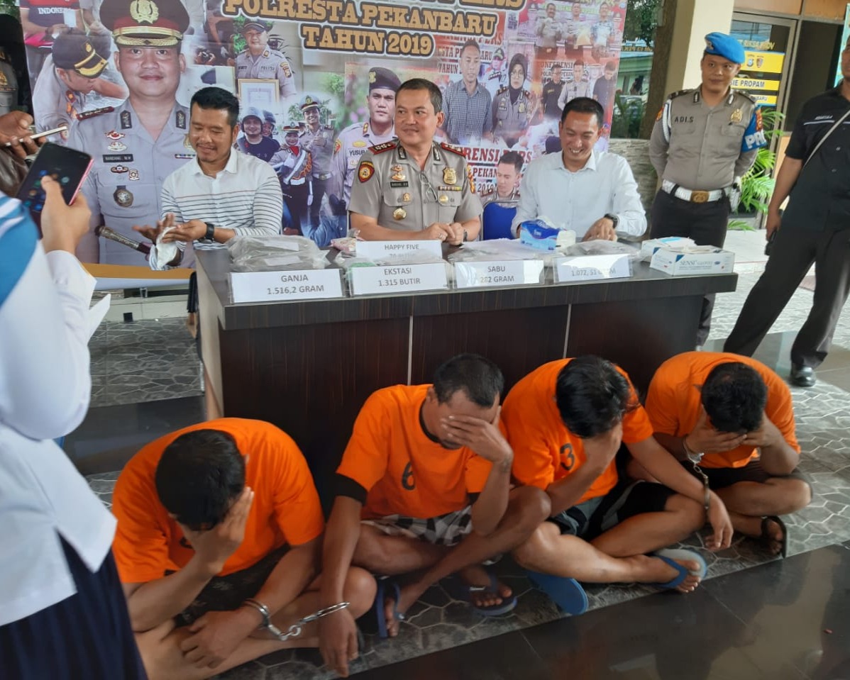 Polresta Pekanbaru Menggelar Konferensi Pers Pengungkapan 15 Kasus Jenis Narkotika