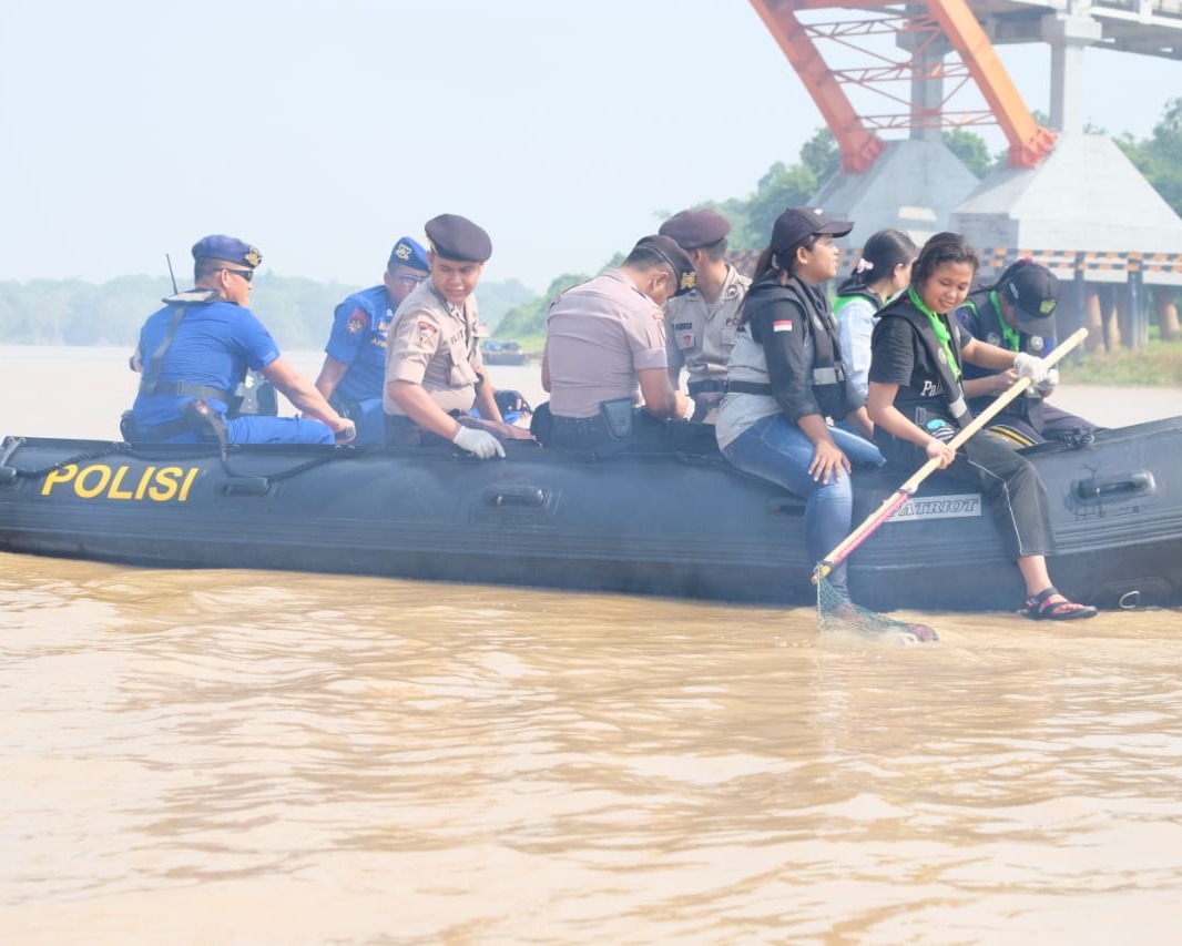 Dalam Memeriahkan HUT Korps Polairud Polri Ke 69, Polda Kalteng Gelar Bakti Sosial Sapu Sungai Yang Bertempat di Sungai Kahayan Palangka Raya