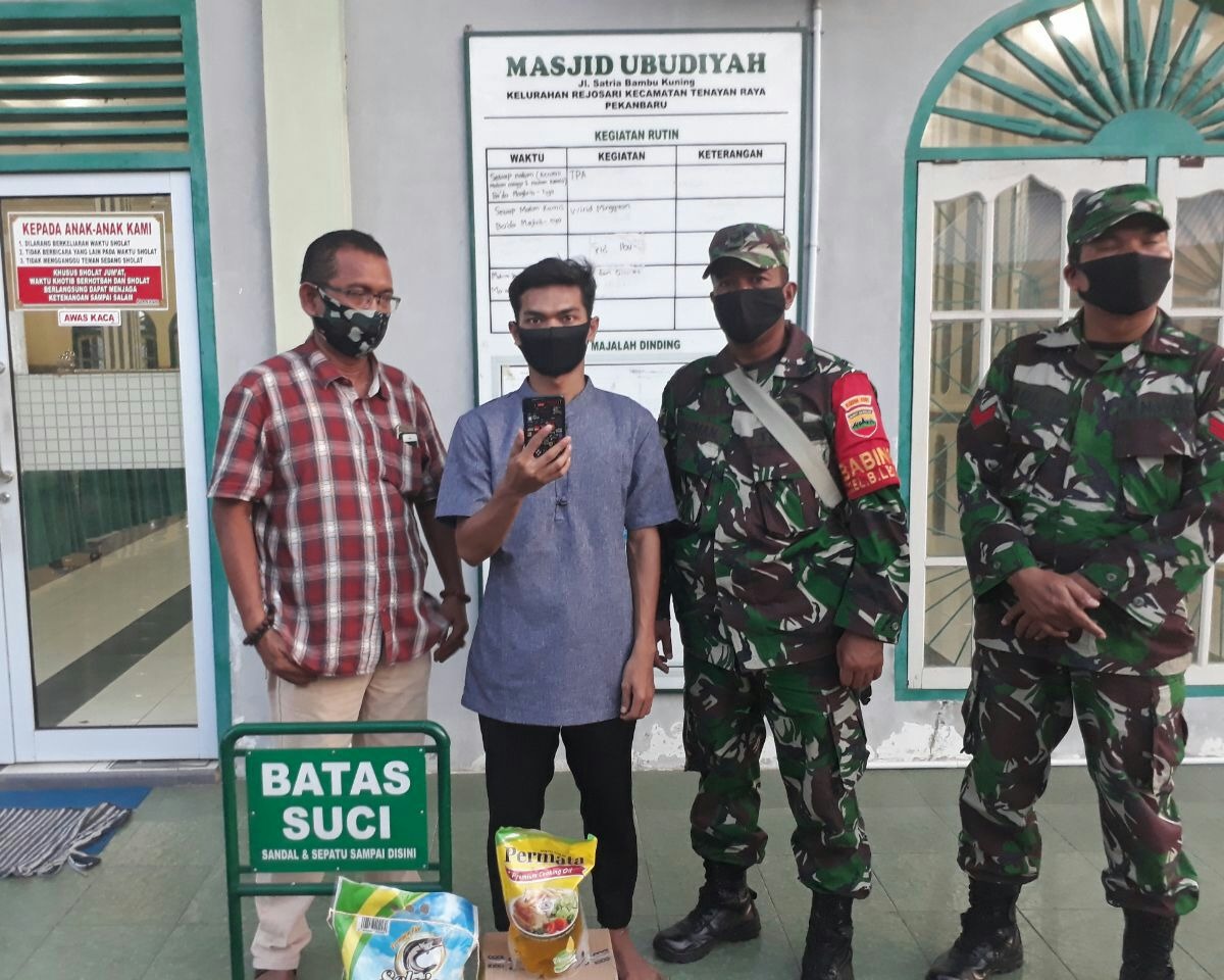 Babinsa Kodim 0301/Pekanbaru Membagikan Paket Sembako Kepada Warga Kelurahan Bambu Kuning Yang Terdampak Wabah Pandemi Covid-19