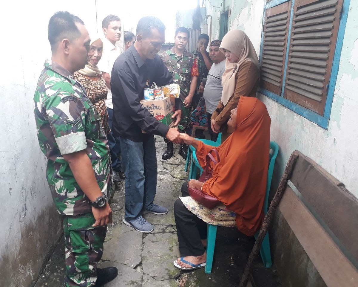 Kunjungi Warga Kurang Mampu, Babinsa Kodim 0301/Pekanbaru Berikan Bantuan Sembako