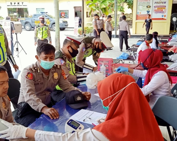 Puluhan Personil Polres Kampar Mengdonorkan Darahnya, Menjelang Hari Bhayangkara ke-74