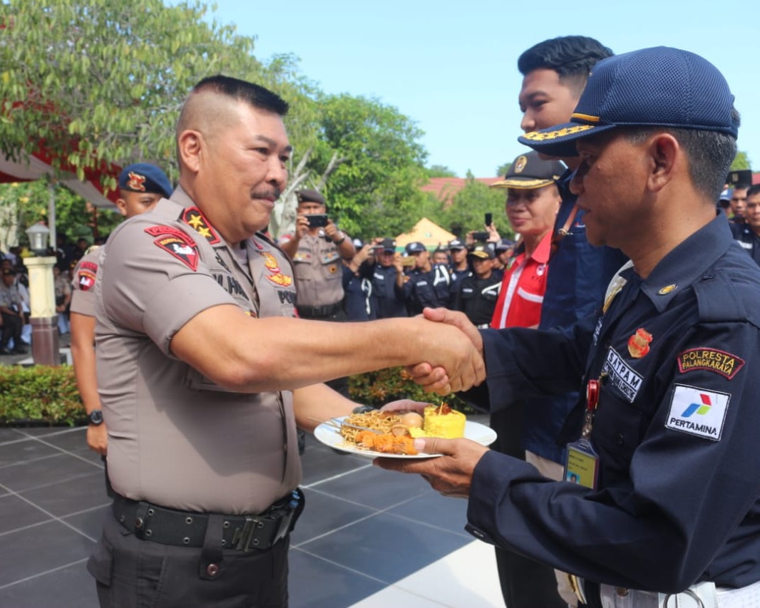 Kapolda Kalteng Beri Penghargaan Tiga Personel Satpam Yang Berprestasi