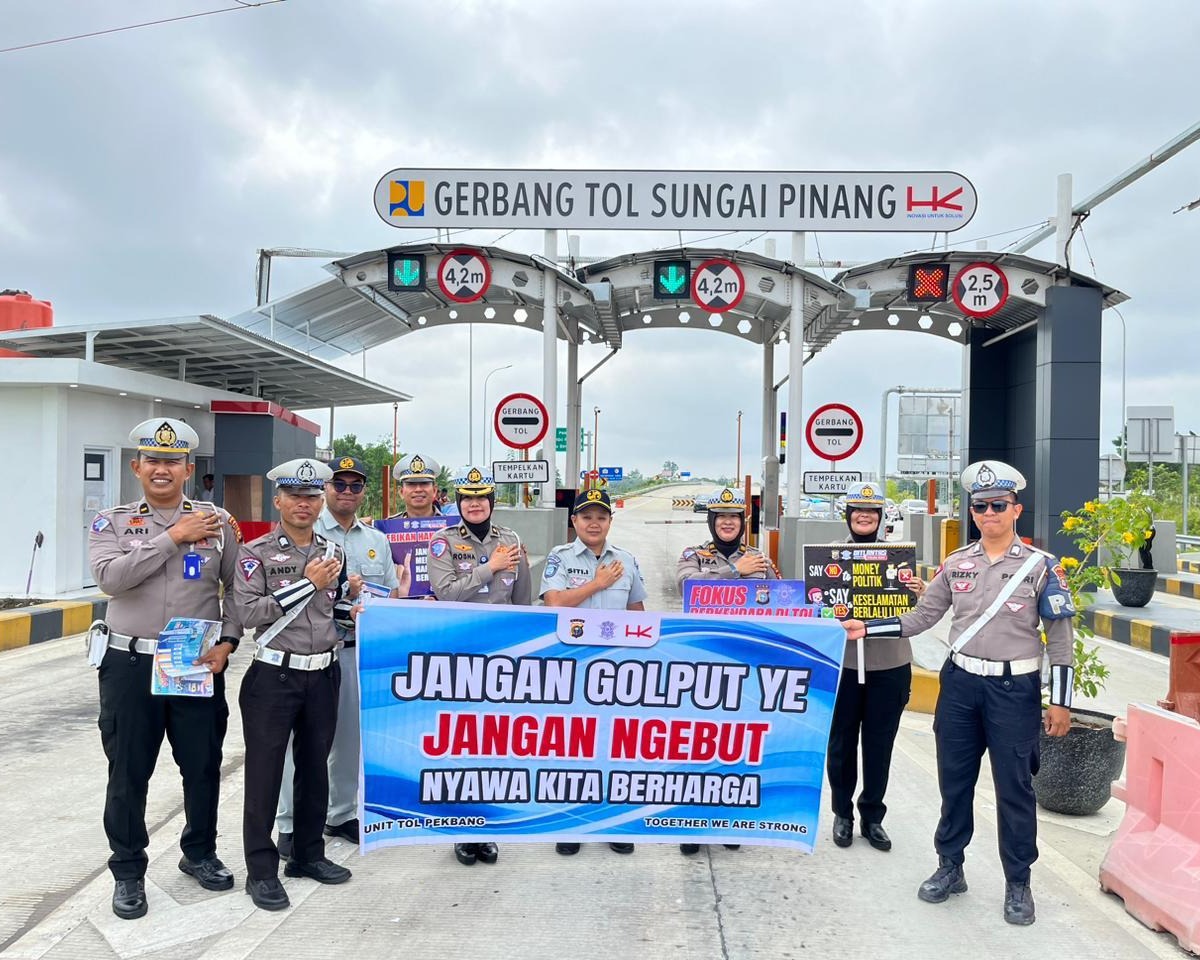 Ditlantas Polda Riau Gelar Kampanye Keselamatan dan Cooling System Pilkada Damai Tahun 2024 di Gerbang Jalan Tol Sungai Pinang