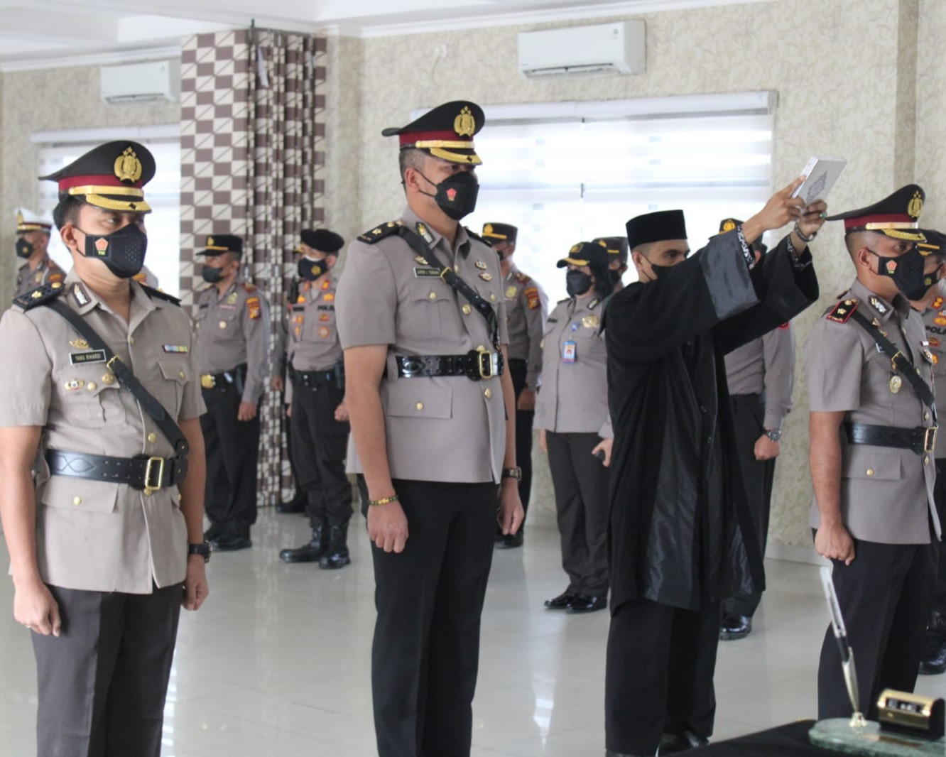 Kapolresta Pekanbaru Pimpin Upacara Serah Terima Jabatan Kasat Intelkam Dan Kasat Reskrim