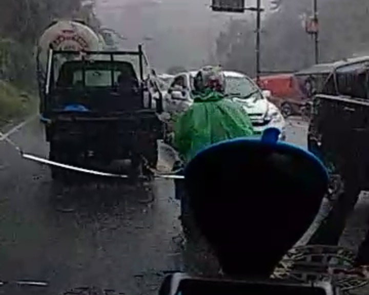 Kawasan Air Terjun Lembah Anai Mengeluarkan Lagi Air BAH