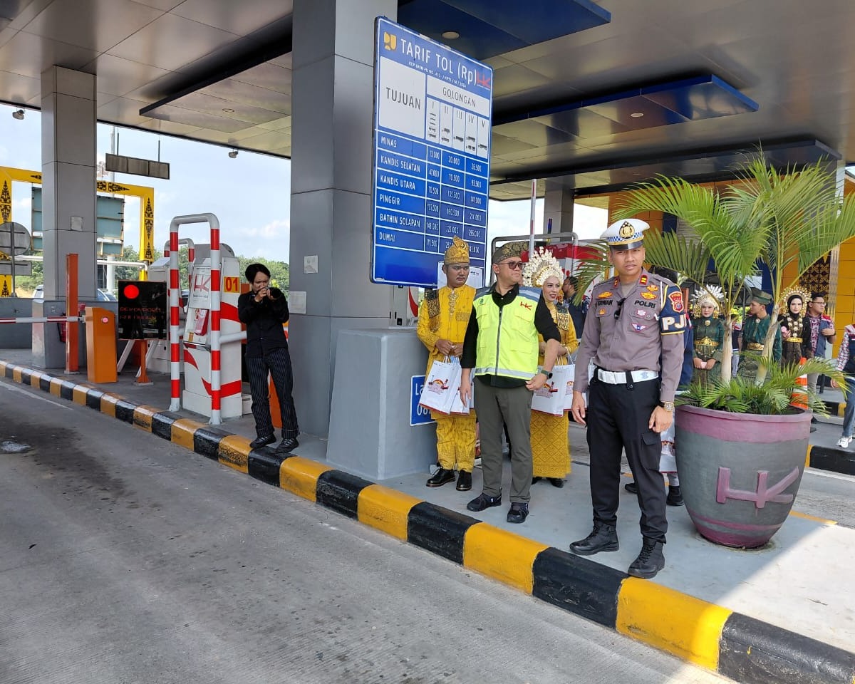 Polantas Menyapa, PJR Ditlantas Polda Riau Dan Hutama Karya Bagikan Souvenir Di Jalan Tol Pekanbaru–Dumai