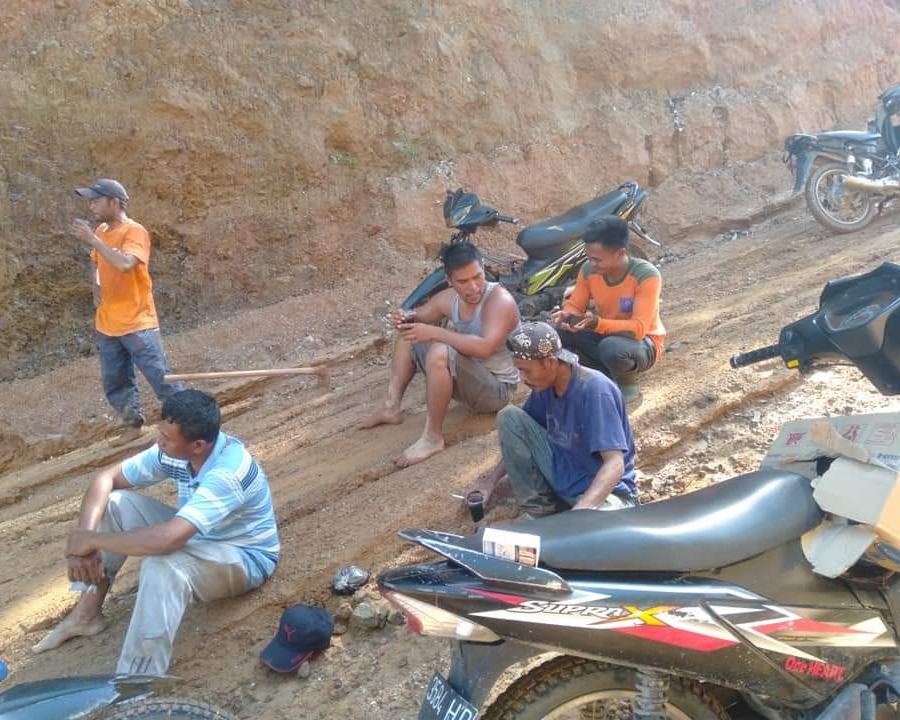 Kecewa, Sejumlah Petani Perkebunan Jambur Latong Aceh Tenggara, Memperbaiki Kembali Proyek Pengerasan Jalan
