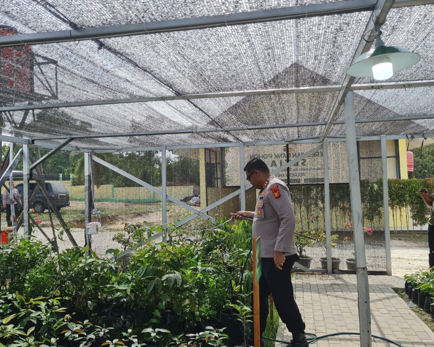 Sentuhan Tangan Kapolres Kampar Lestarikan Alam, Siram Bibit di Bank Pohon, Ajak Masyarakat Menanam Untuk Masa Depan