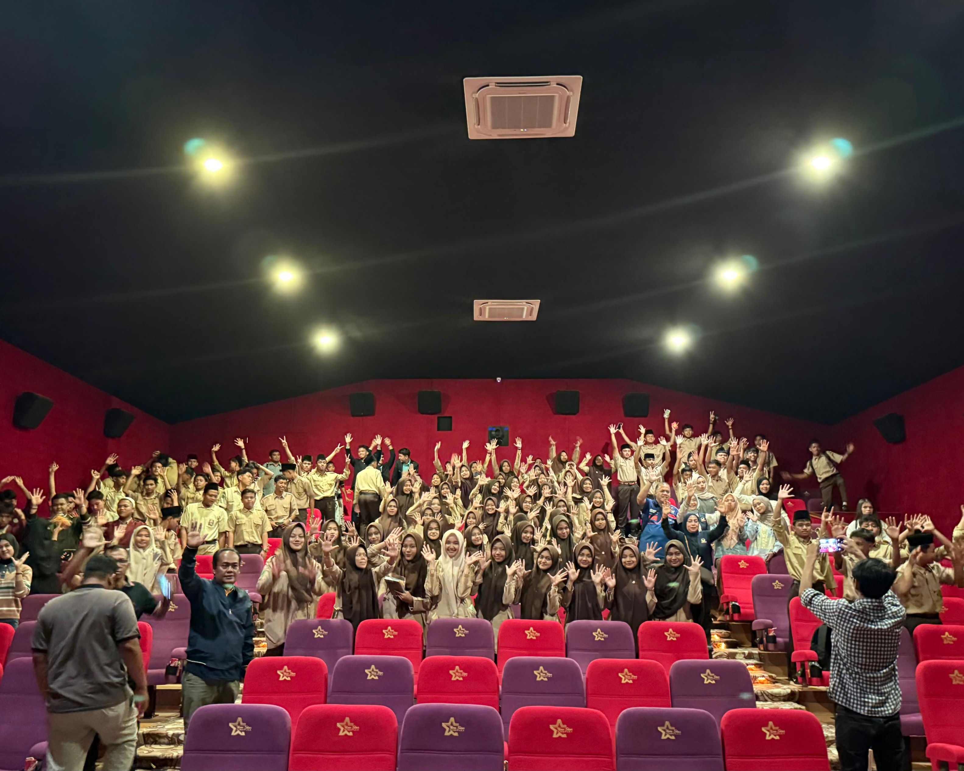 Rayakan Hari Anak Nasional NasDem Riau Bagikan Alquran, Buku dan Nobar  Film 'Children Of Heaven' Bersama 200 Anak di Bangkinang