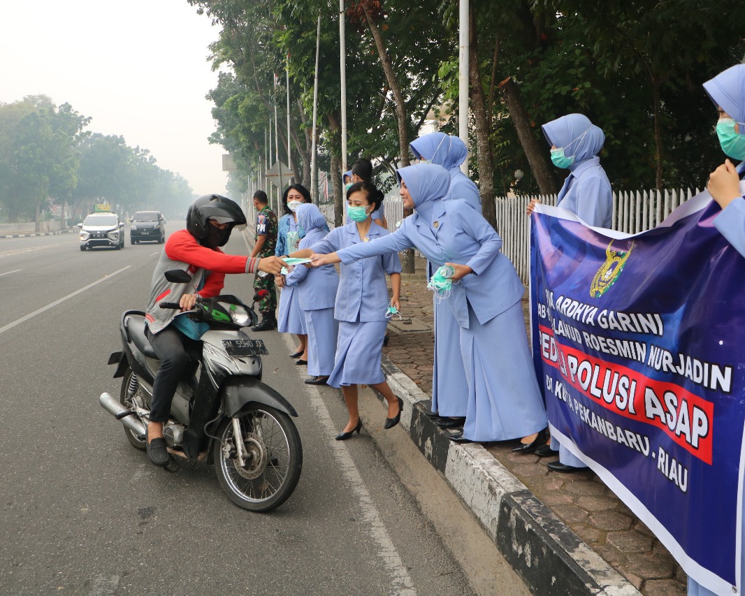 Pia Ardhya Garini Cabang 12/D.I Lanud RSN Peduli Masyarakat Bagi - Bagi Masker