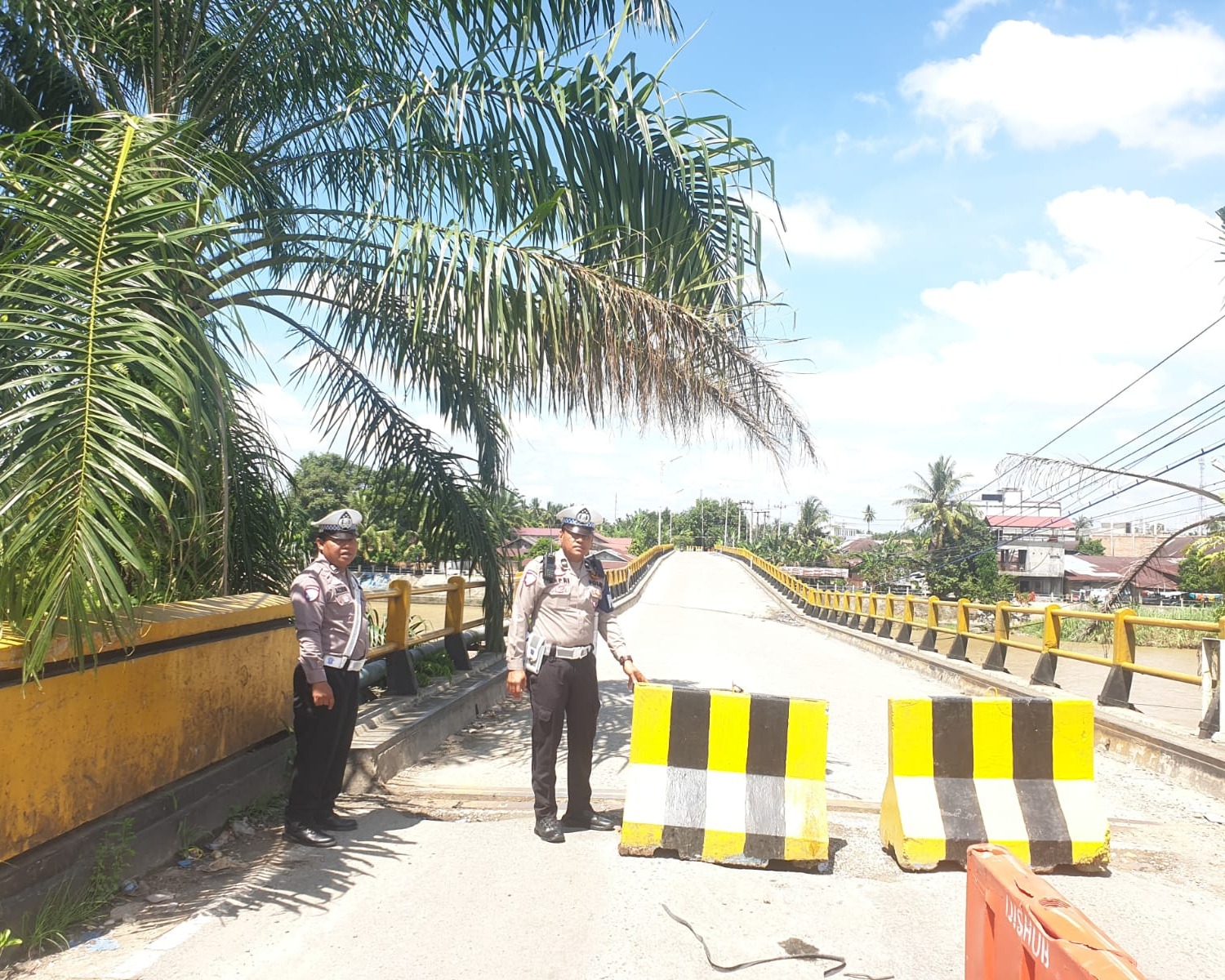 Satlantas Polres Rohul Cek Portal Jembatan Sungai Rokan dan Jembatan Gantung Lubuk Bendahara, Sampaikan Pesan Kamtibmas Ke Warga