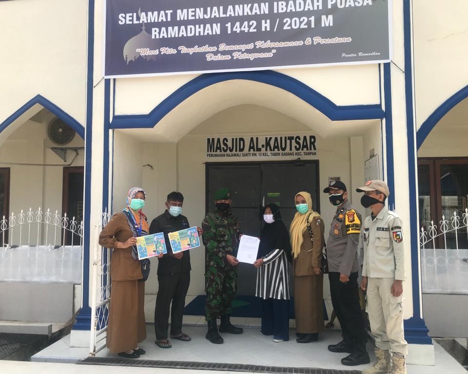 Babinsa Kodim 0301/PBR Bersama Tiga Pilar Lakukan Sosialisasikan PPKM Berskala Mikro Serta Penegakkan Perwako Dalam Pencegahan dan Pengendalian Covid-19