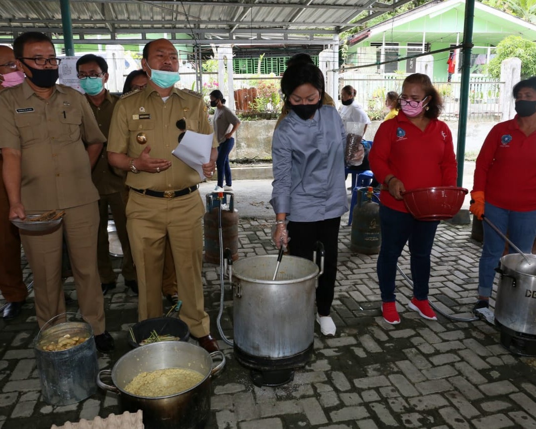 Bupati Taput Didampingi Ketua Tim Penggerak PKK, Mengupayakan Meningkatkan Stamina Masyarakat Lewat Produksi Minuman Sehat Wedang Jahe di Dapur Umum