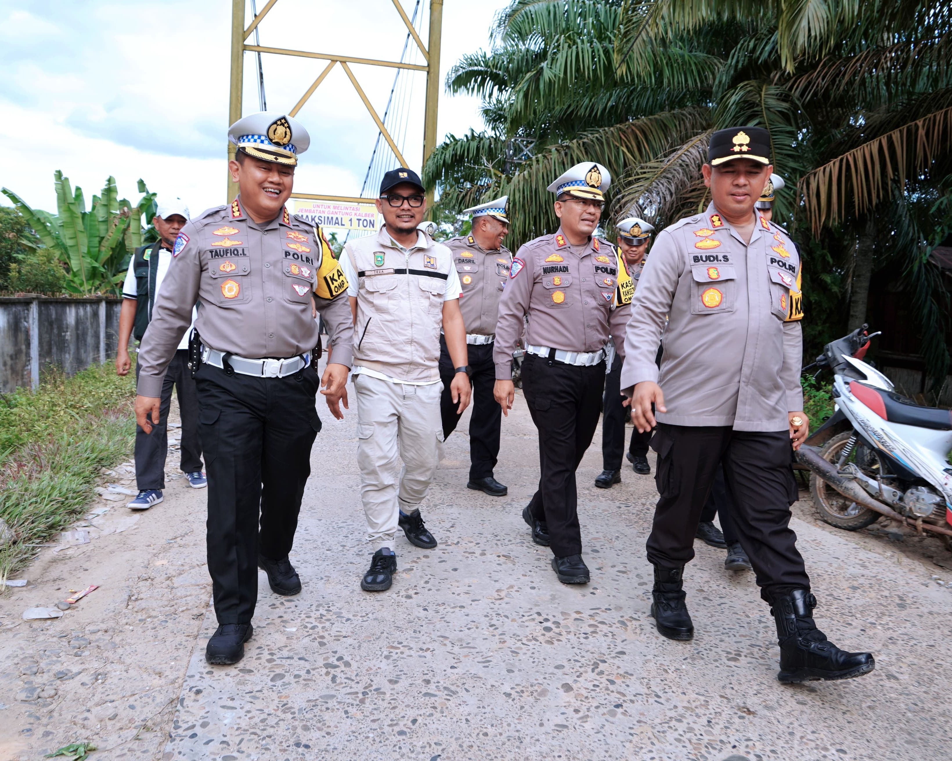 Dirlantas Polda Riau Bersama Dinas PUPR Provinsi Riau Cek Kondisi Jembatan Sungai Rokan Kabupaten Rohul