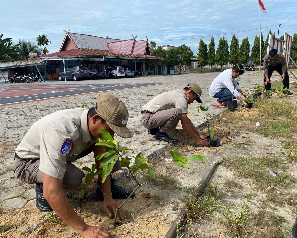 Satuan Lantas Polres Siak Tanam Pohon Jambu Air, Dukung Program Kapolda Riau Menjelang Hari Pohon Nasional 2025