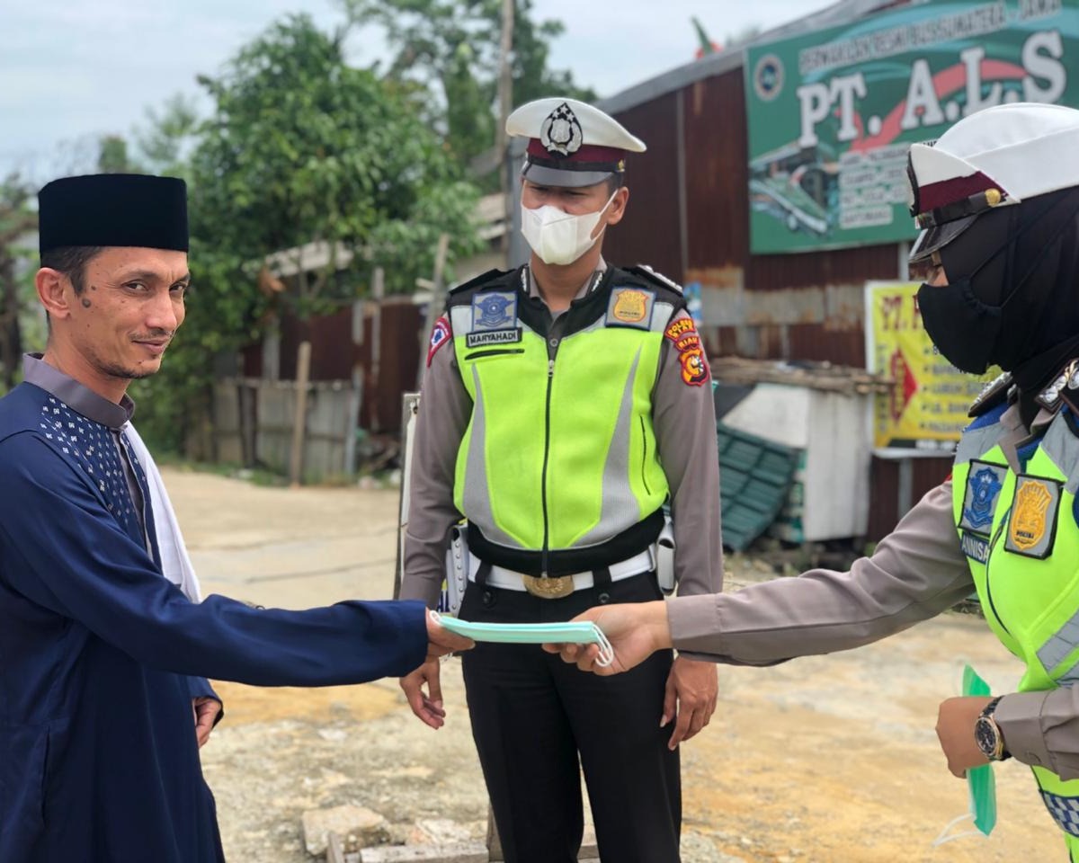 Satlantas Polres Siak Gelar Jumat Barokah Berupa Bersihkan Masjid dan Pembagian Masker Kepada Jemaah Yang Laksanakan Ibadah Sholat Jumat