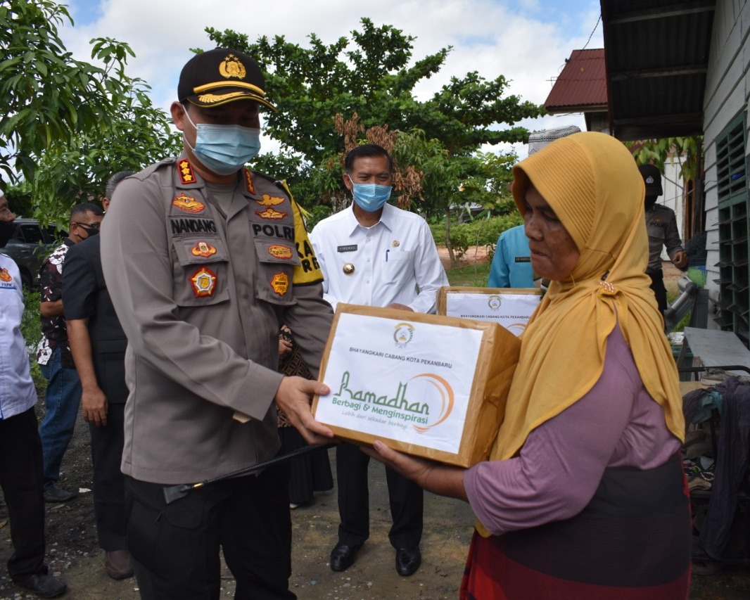 Polresta Pekanbaru Laksanakan Kegiatan Gerakan Bakti Sosial Polri Peduli Covid-19