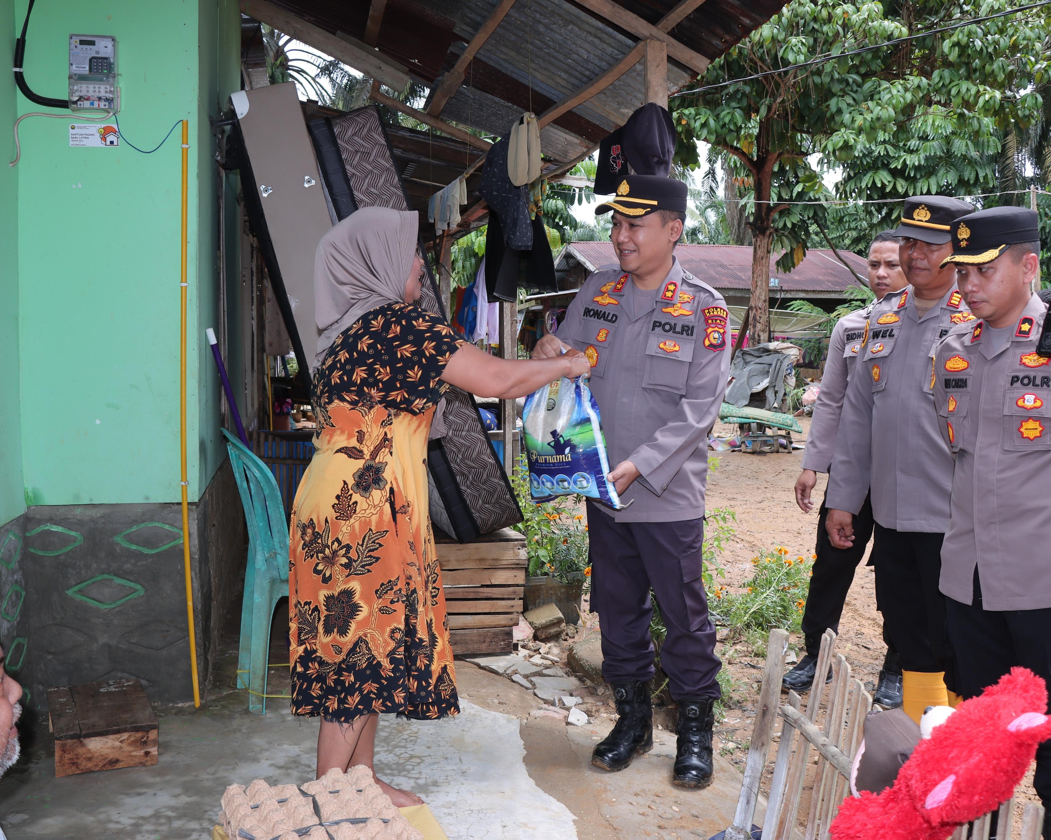 Kapolres Kampar Tinjau Lokasi Banjir di Desa Sukaramai, Salurkan Bantuan dan Himbau Masyarakat Tetap Waspada