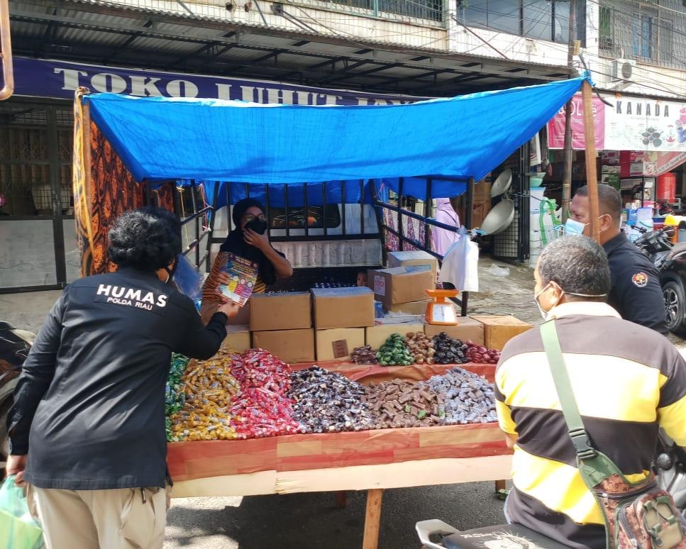 Himbauan Larangan Mudik Hari Raya Idul Fitri 1442 H, Bidhumas Polda Riau Bagikan Brosur di Beberapa Tempat