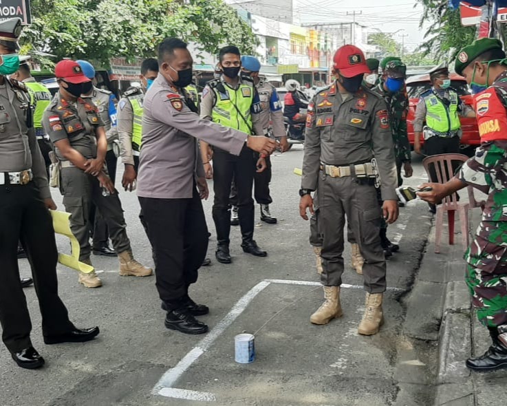 Polres Kampar Bersama Kodim 0313/KPR dan Pemda Melakukan Rekayasa Penertiban Pasar Ramadhan Untuk Cegah Penyebaran Covid-19