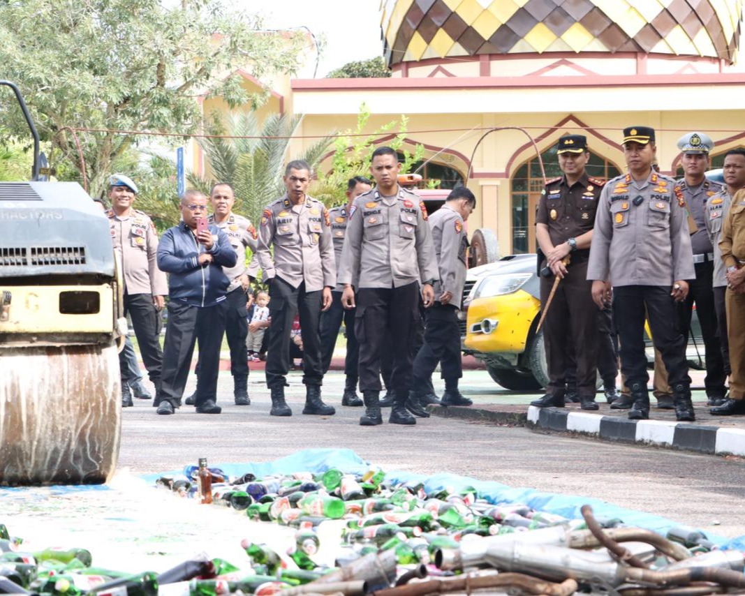 Ciptakan Rasa Aman Menjelang Bulan Suci Ramadhan, Polres Siak Musnahkan Ratusan Minuman Keras dan Puluhan Knalpot Brong