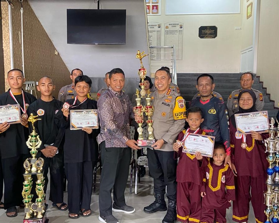 Kapolresta Pekanbaru Serahkan Piala Bergilir Dalam Lomba Pencak Silat Kapolresta Cup II