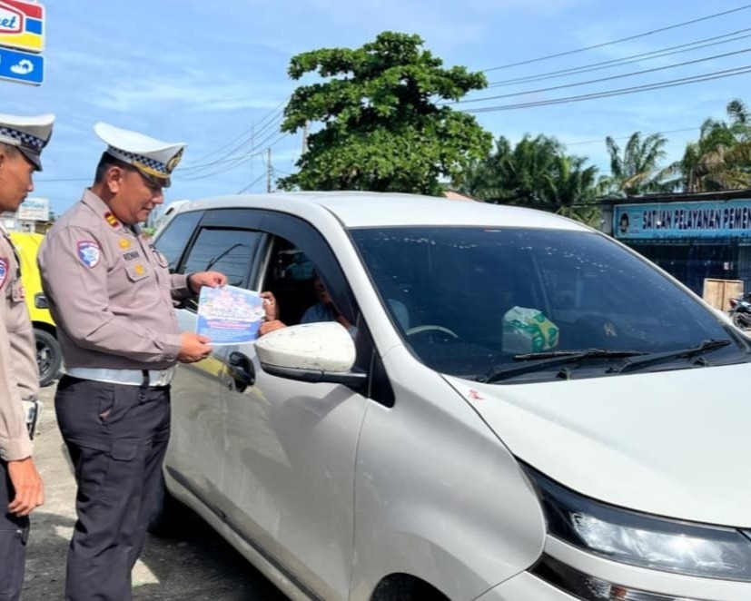 Satlantas Polres Siak Gelar Pemasangan Stiker Dan Pembagian Leaflet Operasi Zebra Lancang Kuning 2025 Di Kandis
