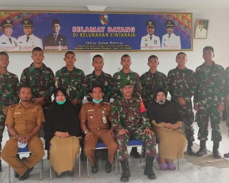 Babinsa Kodim 0301/PBR Bersama Prabinsa Remaja Laksanakan Komsos di Aula Kelurahan Cinta Raja