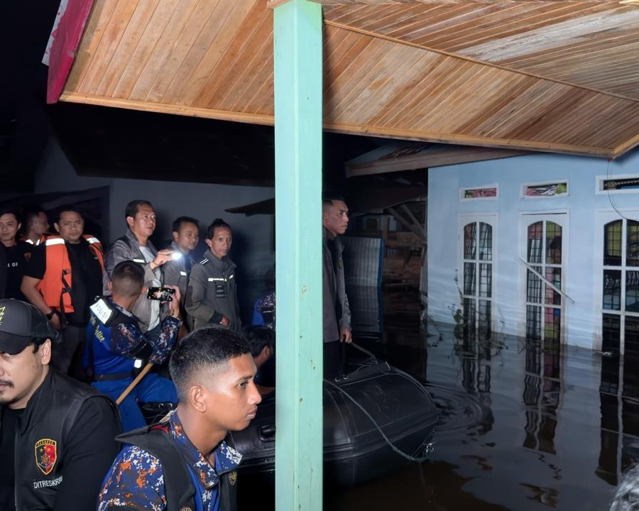 Cegah Tindak Kejahatan, Dirreskrimum Polda Riau Kombes Pol Asep Darmawan Pimpin Langsung Patroli Ke Wilayah Banjir Hingga Dini Hari