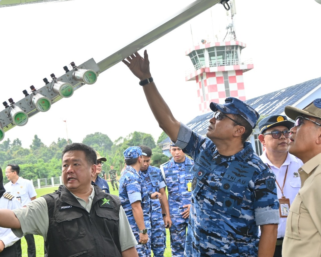 Panglima Kodau I Dampingi Kasau Tinjau Uji Coba Operasi Modifikasi Cuaca di Lampung