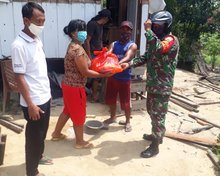 Danramil 04/Limapuluh Bersama Pasiter Kodim 0301/Pekanbaru Bagikan Paket Sembako Kepada Warga